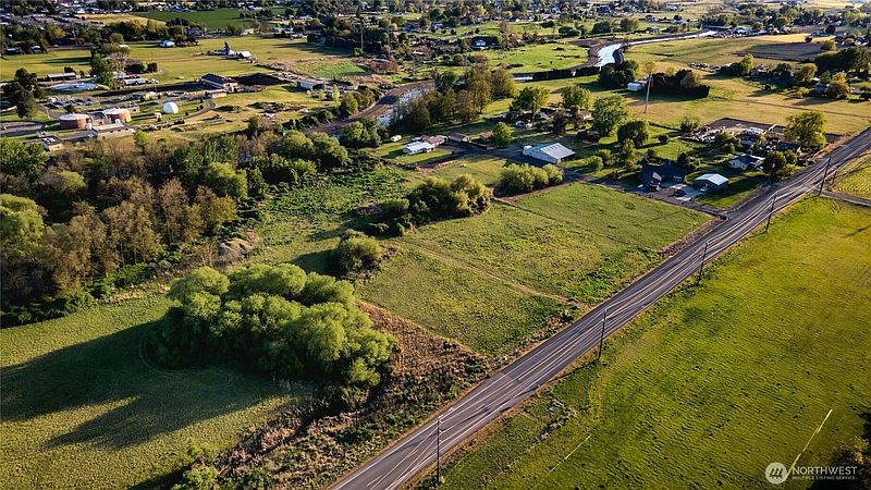 4th image of 1595 Heritage Road