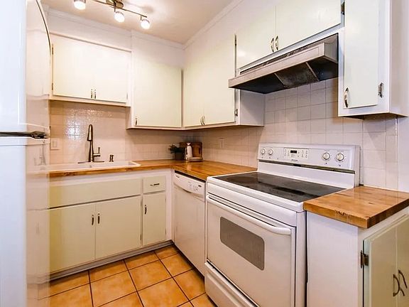 5th image of 6199 Canterbury Dr Unit 205