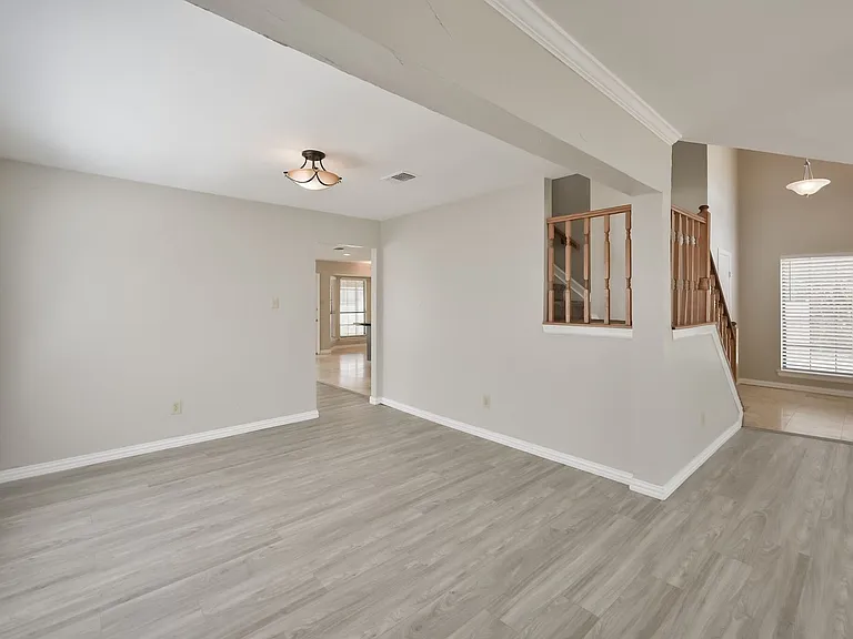 1521 Stratford Dr — Photo 18