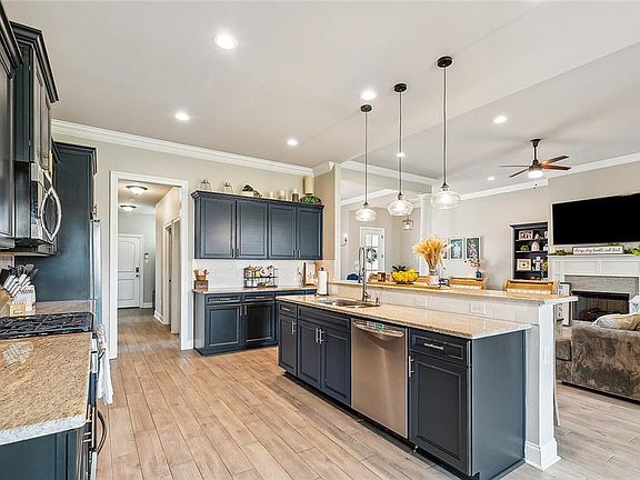 4th image of 111 Summer Cypress Ln