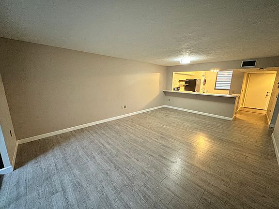 5th image of 283 Sherwood Dr