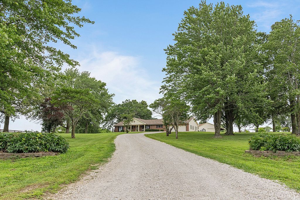135 NE V Hwy - Property Image