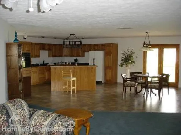 955 W Dean St, Virden, IL 62690