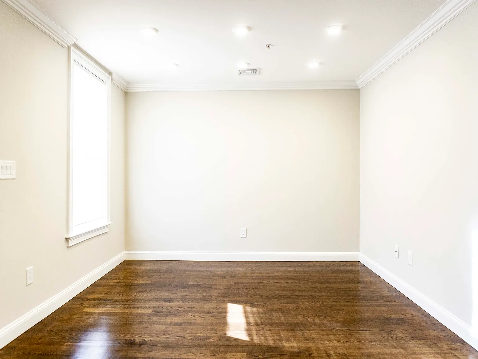 3 bed, 900 sqft, $3,395 — Photo 3