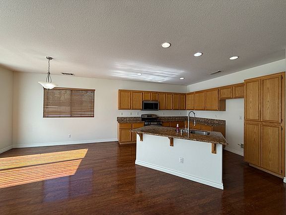 5th image of 39201 Jacob Dr