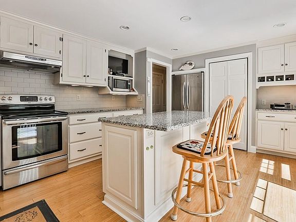 4th image of 37 Jefferson St