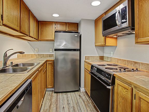 4th image of 7402 W Lake Sammamish Pkwy NE