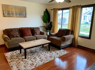 2S771 Winchester Cir E #1, Warrenville, IL 60555