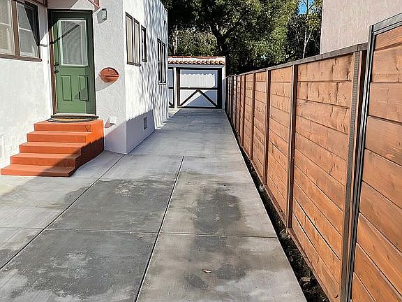 4th image of 1118 N El Molino Ave