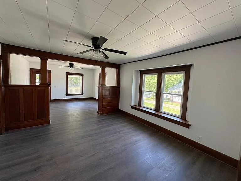303 W Mills St — Photo 2