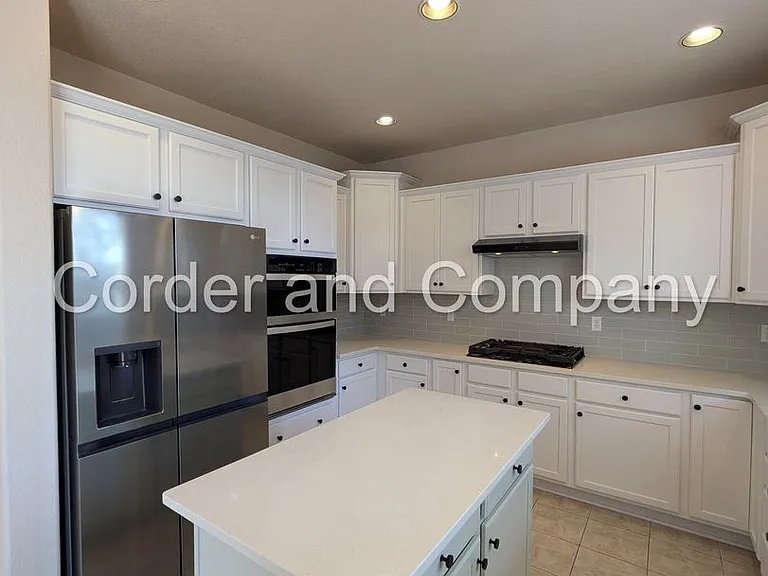 8827 Hampton Ave NE — Photo 10