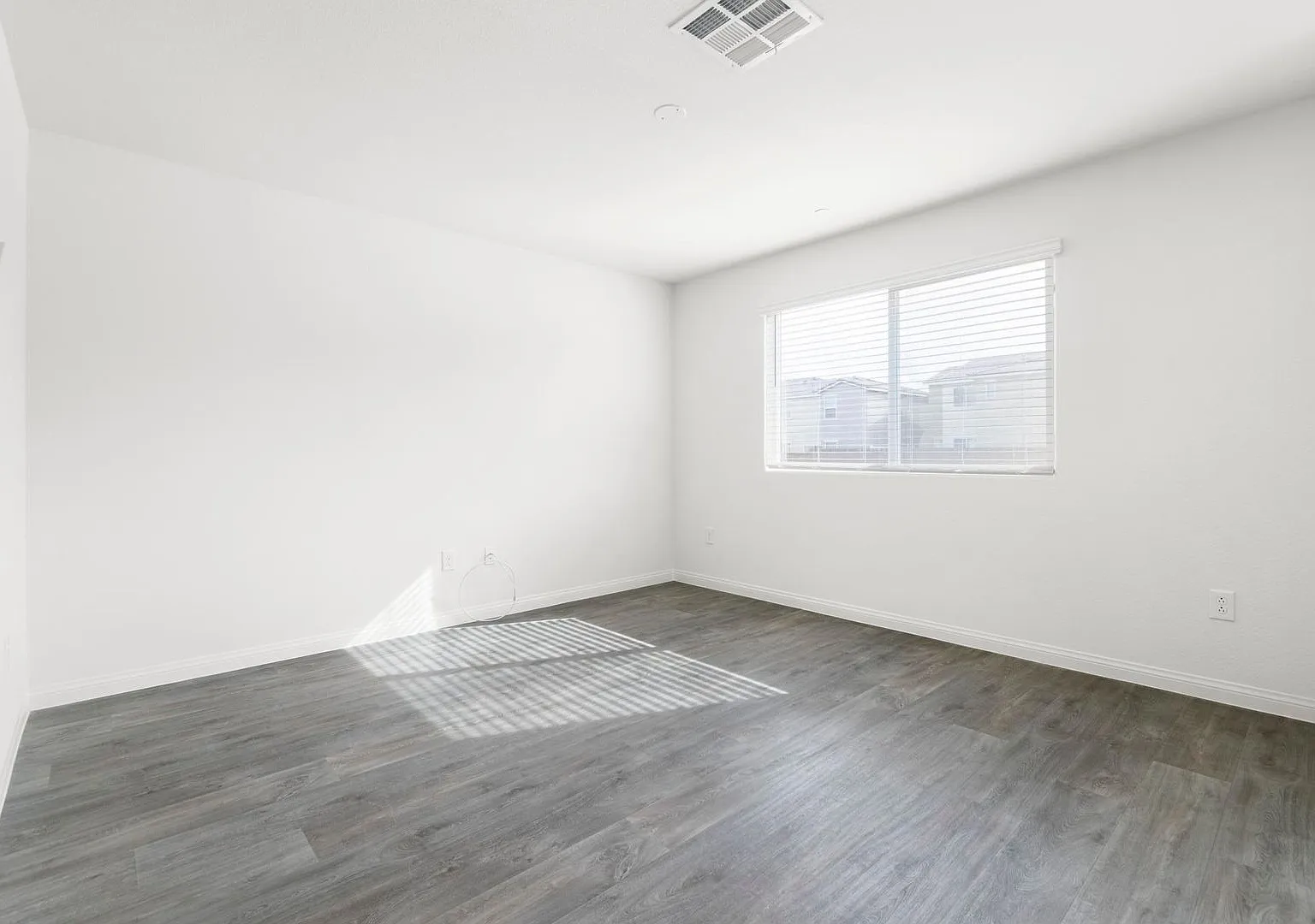 Exceptional 3 bed 2 and a half bath townhome; brand new build, move in ready!! — Photo 3