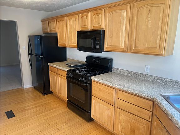 4th image of 610 Garden Way