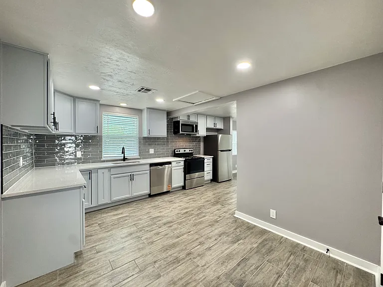 2144 Westchester Dr — Photo 14