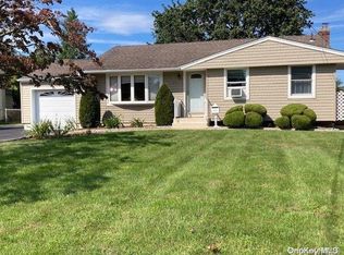 213 Pulaski Rd, Kings Park, NY 11754