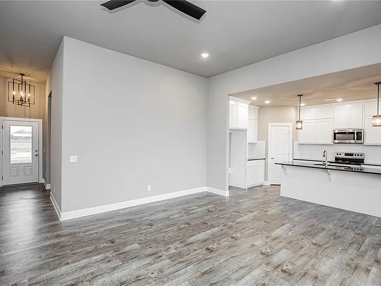 1048 Parker Ln — Photo 5