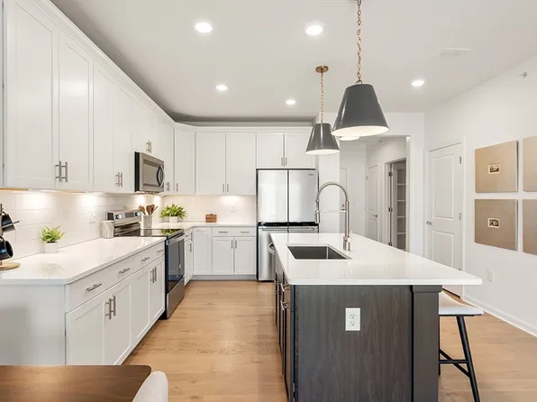 141 E Point Dr #403, Rumford, RI 02916