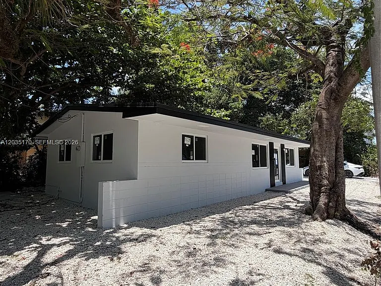 3220 Plaza St — Photo 2