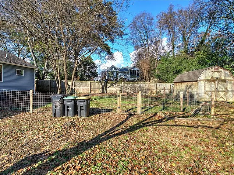 415 E 10th St SE — Photo 6