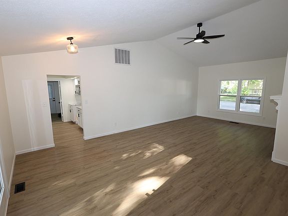 4th image of 610 Stickler Ave