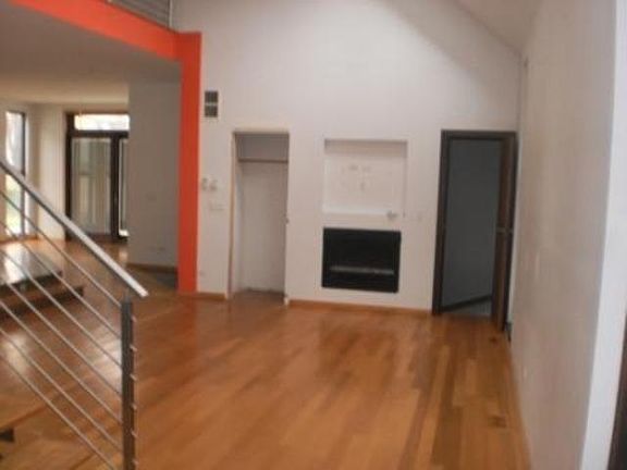 5th image of 9138 Newcastle Ave