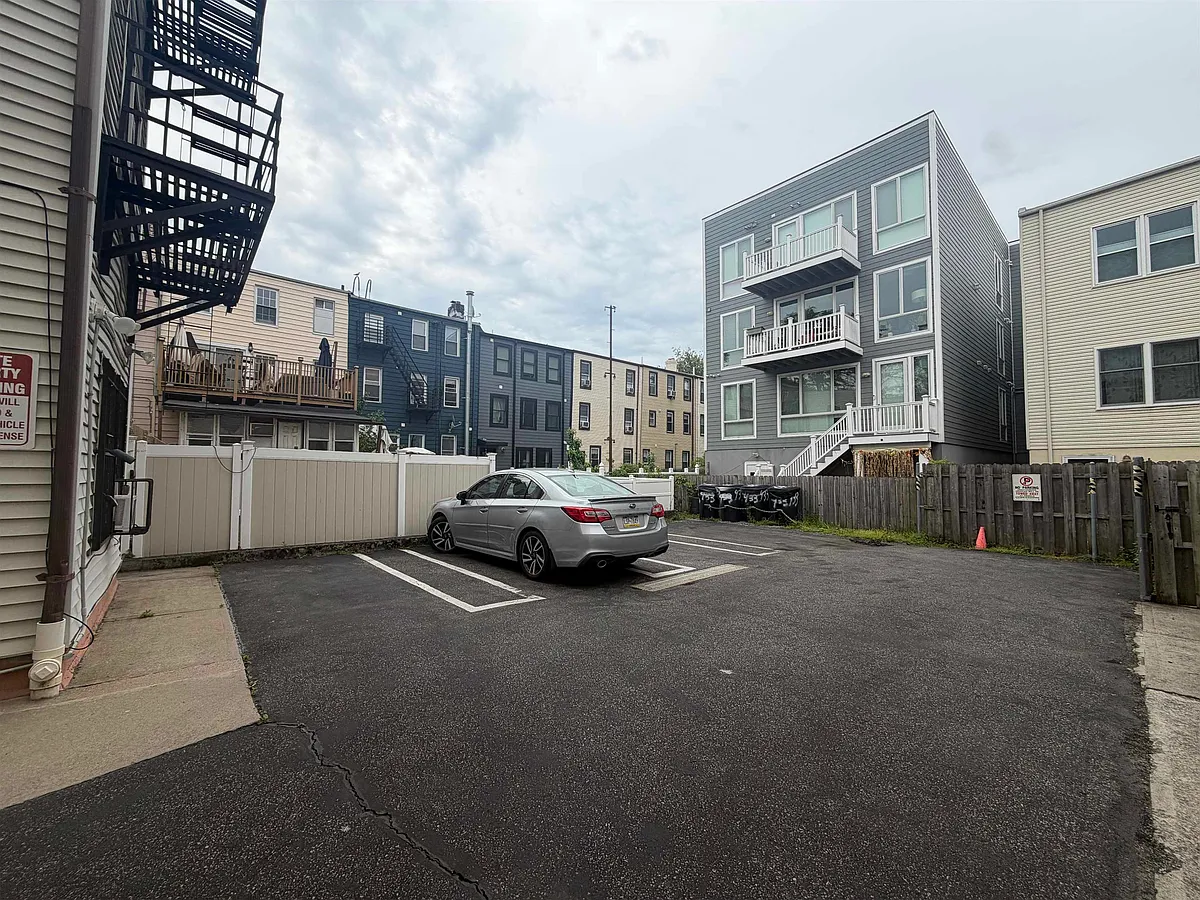 Building Photo - 433 2nd St #2