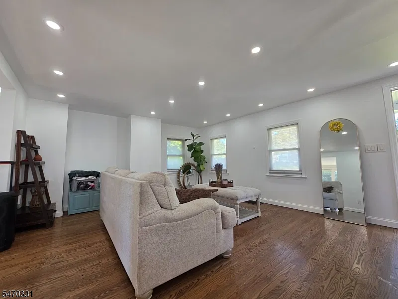 3 bed, 2.0 bath, 1456 sqft, $5,500 — Photo 2