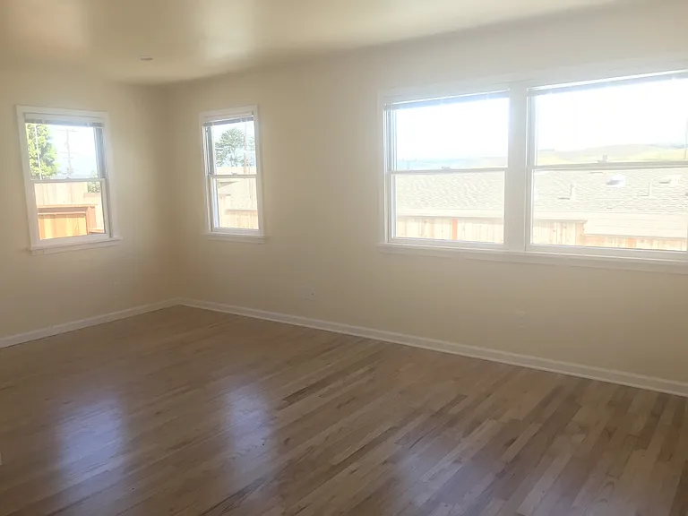 543 Kings Ave — Photo 5