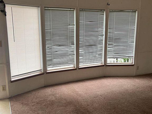 5th image of 304 SE Port Ave