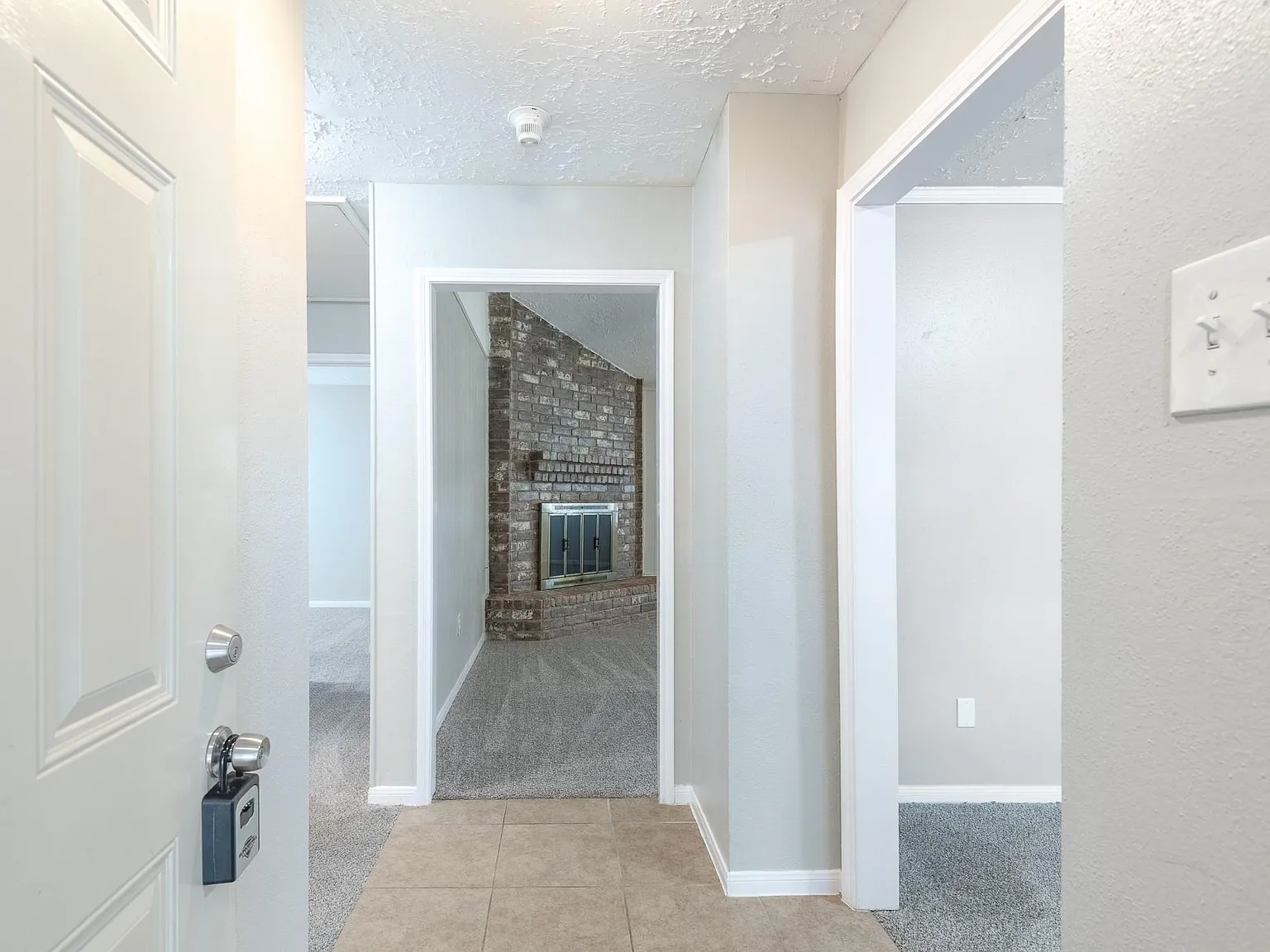 3 bed, 2.0 bath, 1608 sqft, $1,900 — Photo 3