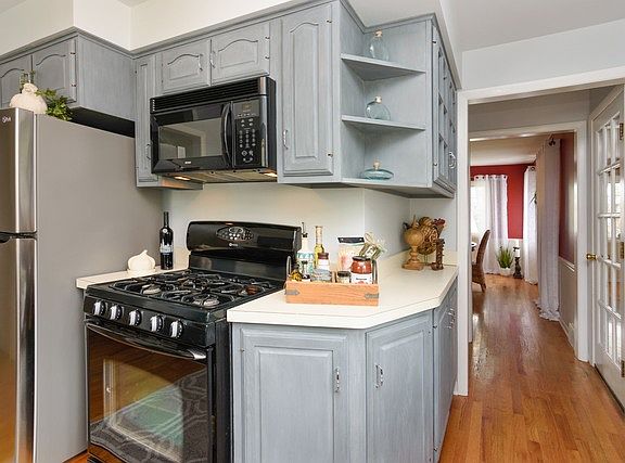 5th image of 1242 N Chestnut Ave