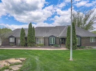 6101 NW Saddle Club Ct, Parkville, MO 64152