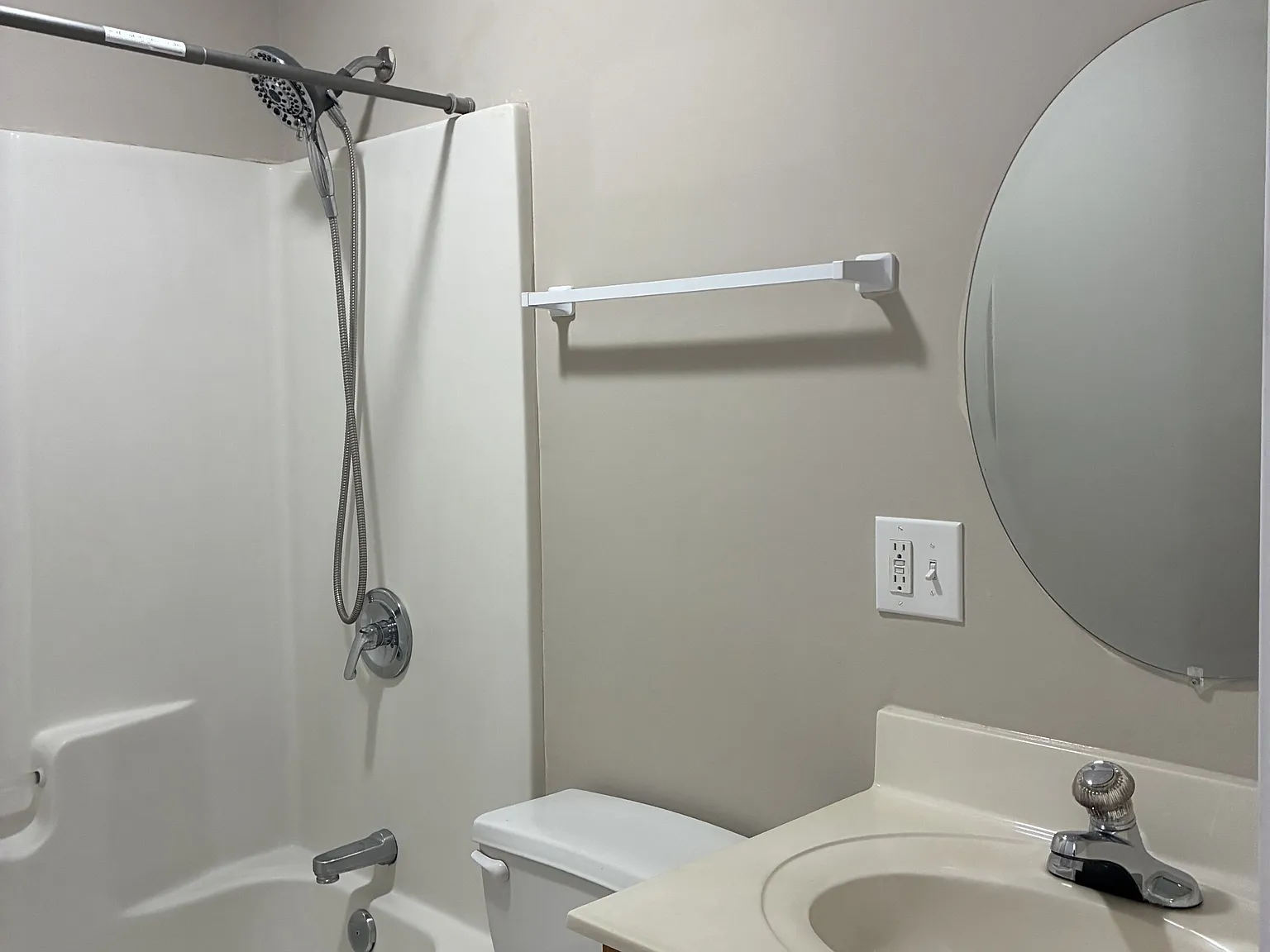 231 Summerpine Place - 1 — Photo 3