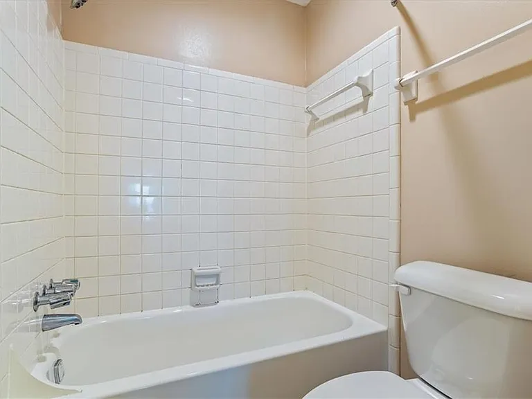1009 Knights Bridge Ct — Photo 18
