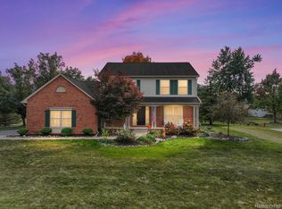 2289 Huntington Dr, Lake Orion, MI