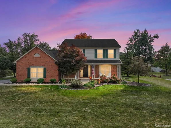 2289 Huntington Dr, Lake Orion, MI 48360
