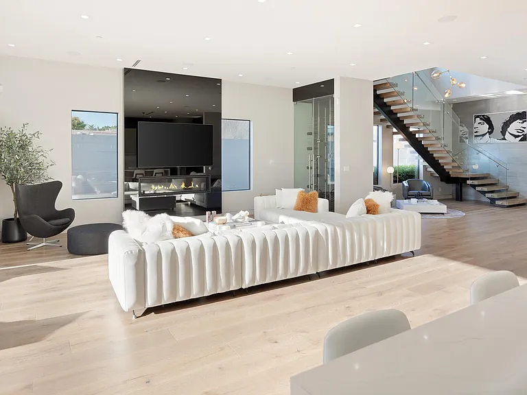 Let the sunlight and fresh air flow into the spacious living space