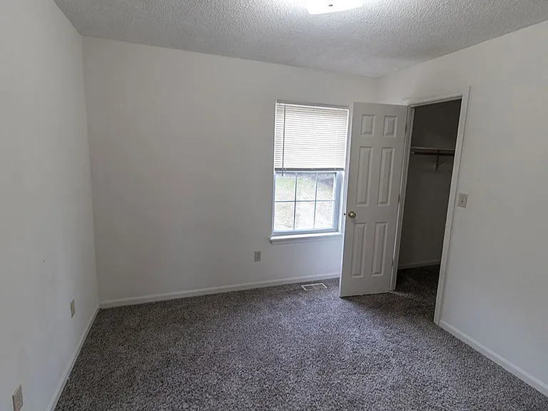 212-214 Nikki Way — Photo 29