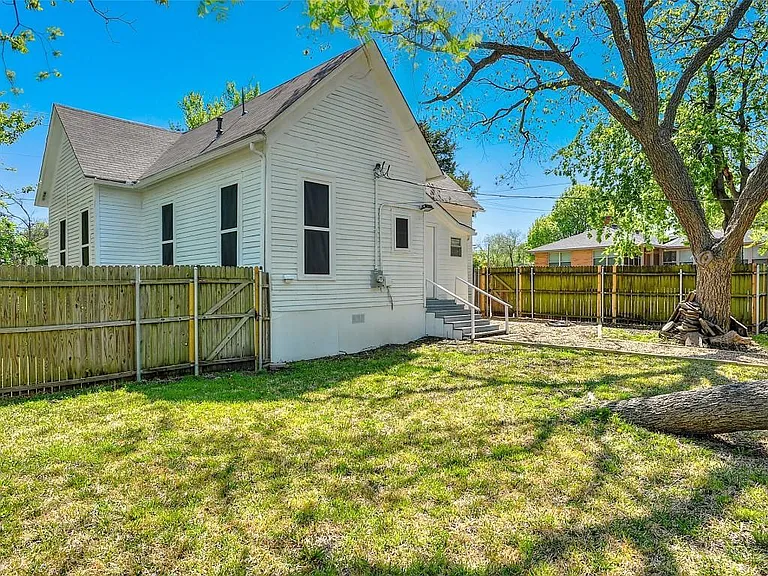 676 S Waco St — Photo 2