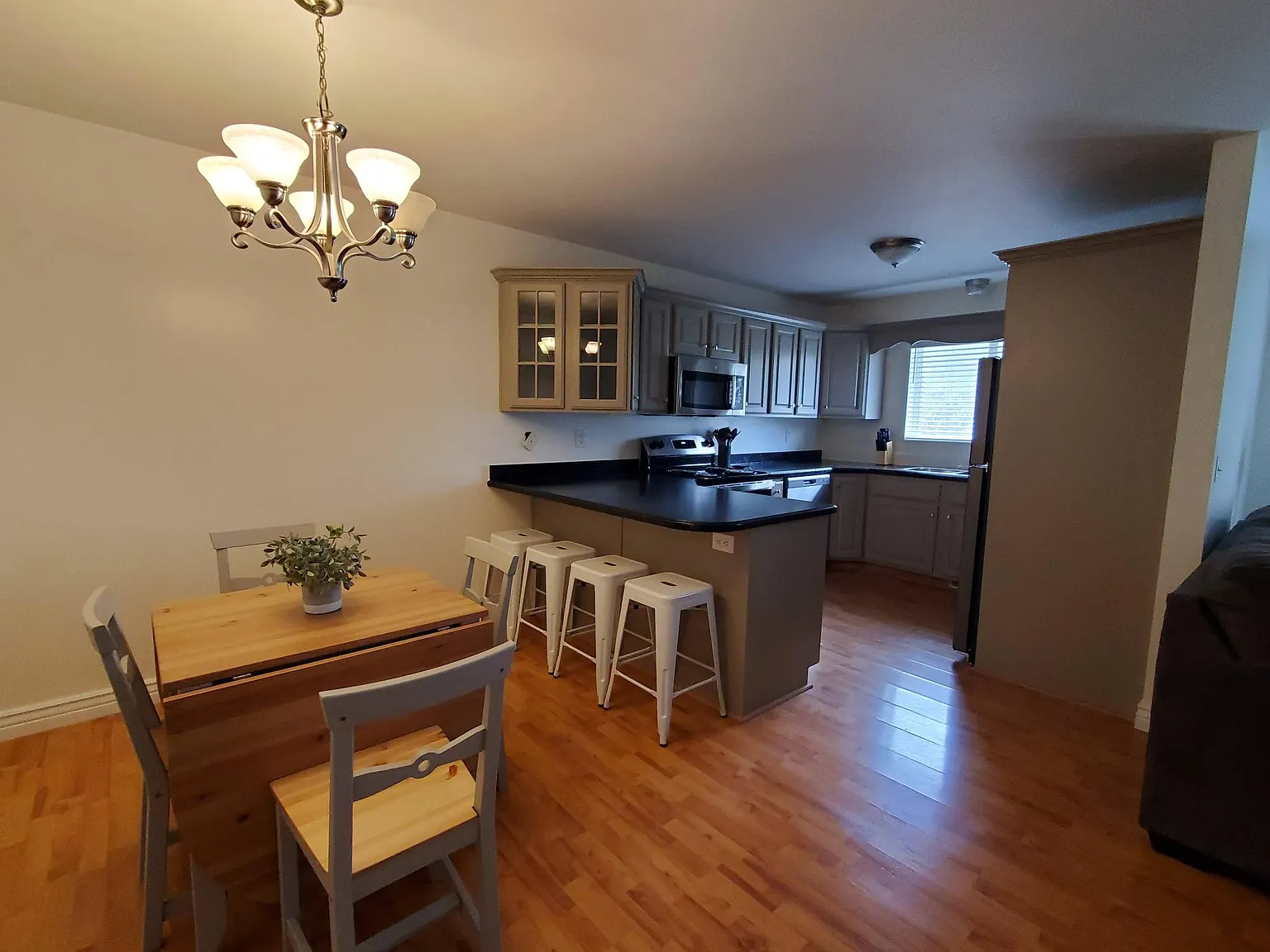 3 bed, 1317 sqft, $2,500 — Photo 2