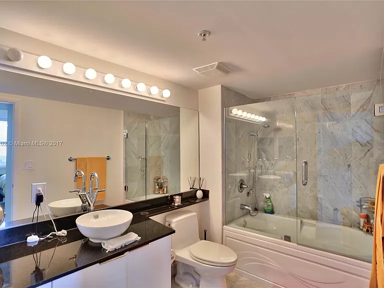 31 SE 5th St #1504 — Photo 4