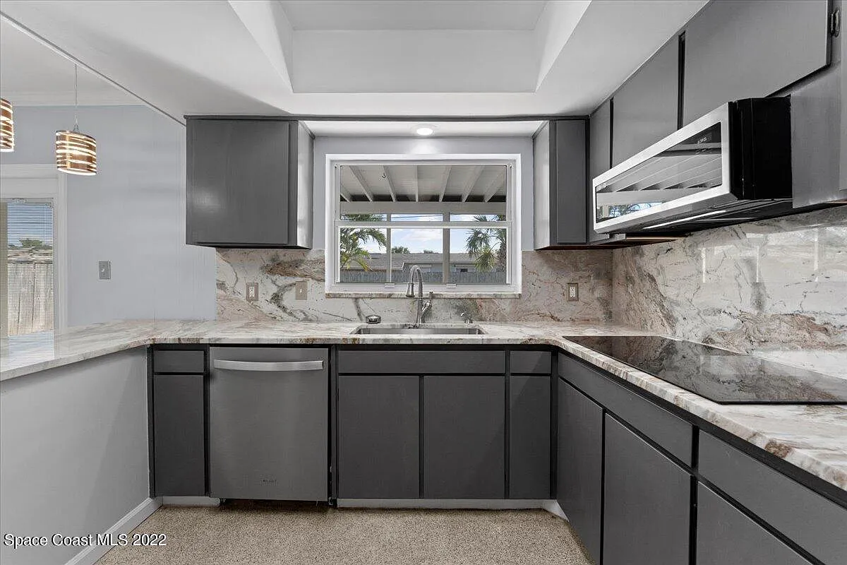 4 bed, 2.0 bath, 2105 sqft, $3,400 — Photo 2