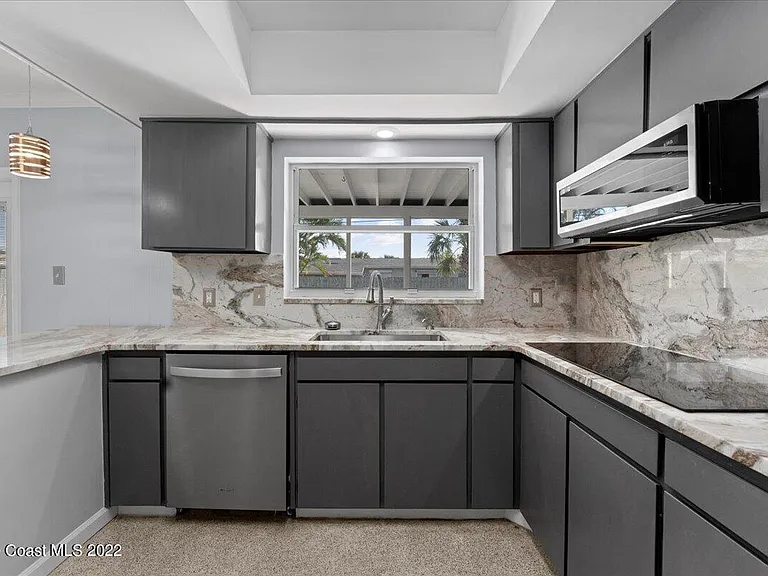 215 Marion St — Photo 6