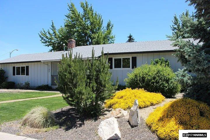 1107 W King St photo 1