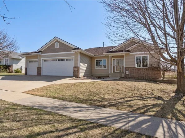 4411 Briarwood Dr, Cedar Falls, IA 50613