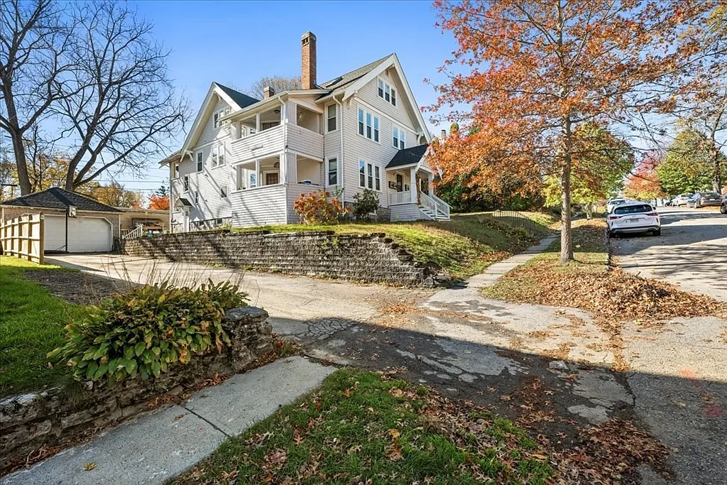 4 bed, 1.0 bath, 1300 sqft, $2,950 — Photo 1