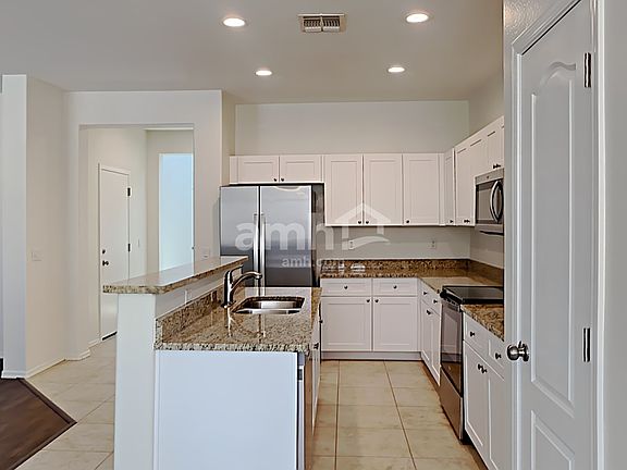 3rd image of 15464 W Poinsettia Dr