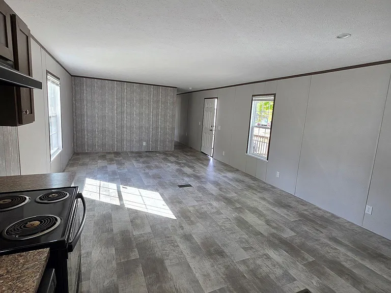 83 Susie Ln — Photo 2