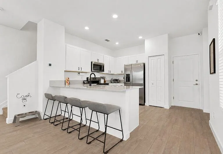 4246 Lagoon Shore Dr — Photo 3