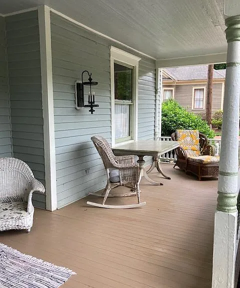 1059 Oak St SW — Photo 3